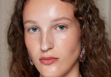 Mi peluquero me recomendó estos activos en mi rutina capilar y ahora mi cabello está bonito, sano y brillante.